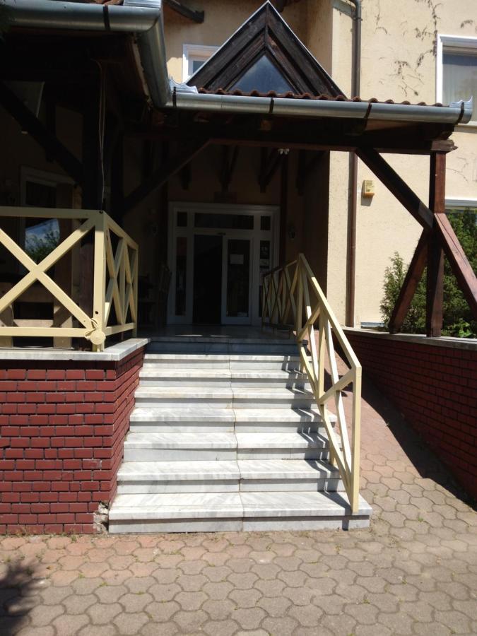Francoise Szallo Balatonlelle Exterior foto